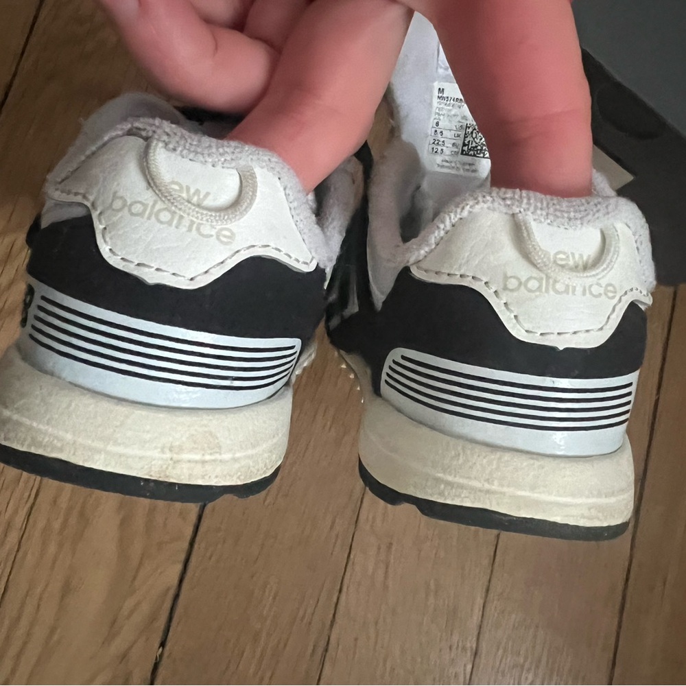 new-b 574 | New Balance Kids Black and White Hook N Loop Sneakers (Toddler 6) - Picture 6 of 8